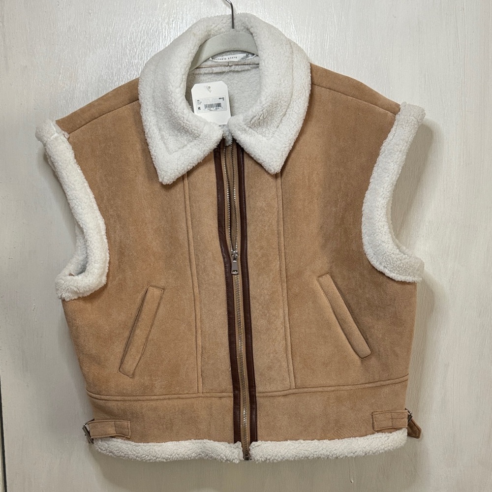 Altar'd State Cream and Tan Sherpa Vest
Warm thick lining 
Women’s Medium
NWT